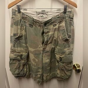 Hollister Men’s Size 32 Waist Cargo Camo Shorts Olive Green And Tan 100% Cotton